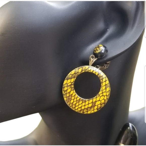 VINTAGE YELLOW & BLACK SNAKESKIN PATTERN NECKLACE, EARRINGS & BRACELET SET - Picture 3 of 8